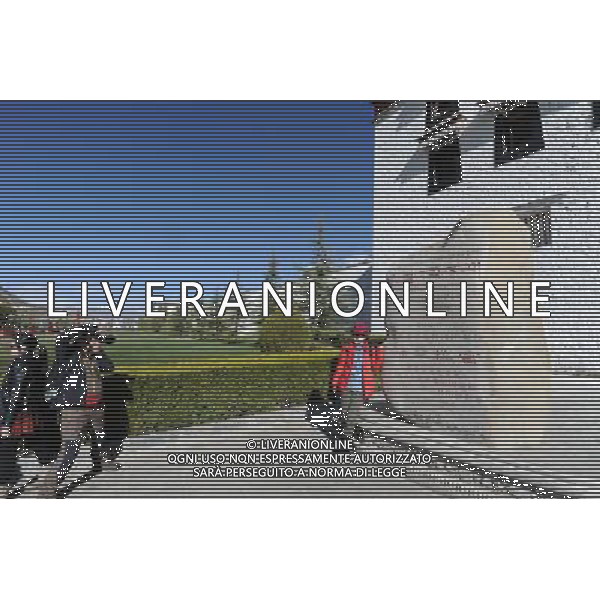 (120412) -- LHASA, April 12, 2012 () -- Tourists take photos at the Potala Palace in Lhasa, southwest China\'s Tibet Autonomous Region, April 12, 2012. The Potala Palace will extend its opening hours during the rush season to meet tourists\' demand, the palace\'s administration said recently. (/Wen Tao) (llp) ©photoshot/AGENZIA ALDO LIVERANI SAS - ITALY ONLY - Il Palazzo Potala a Lhasa, ampliera\' gli orari di apertura durante la stagione di punta per soddisfare la domanda dei turisti Cina sud-occidentale della Regione autonoma del Tibet, 12 aprile 2012.