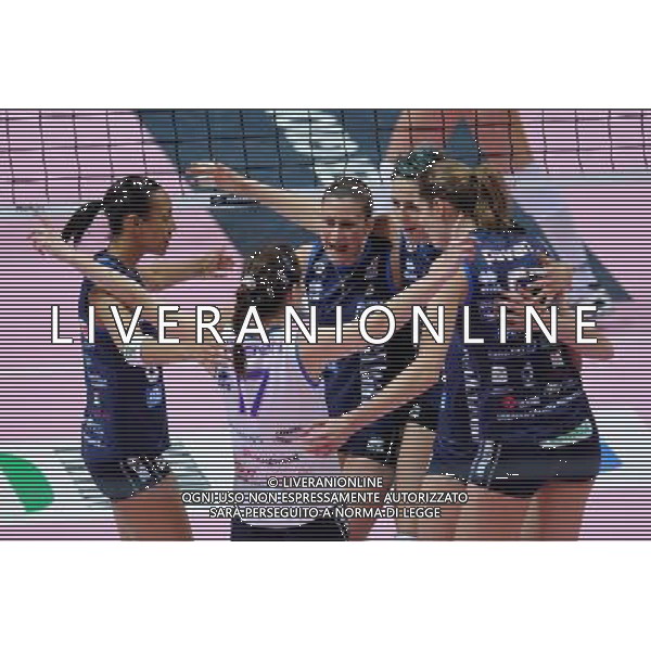 Monza - 13/04/2012 Campionato Italiano Pallavolo Femminile Finale Scudetto - Gara 4 MC Carnaghi Villa Cortese - Yamamay Busto Arsizio nella foto: esultanza Villa Cortese foto Roberto Garavaglia - ag. Aldo Liverani sas