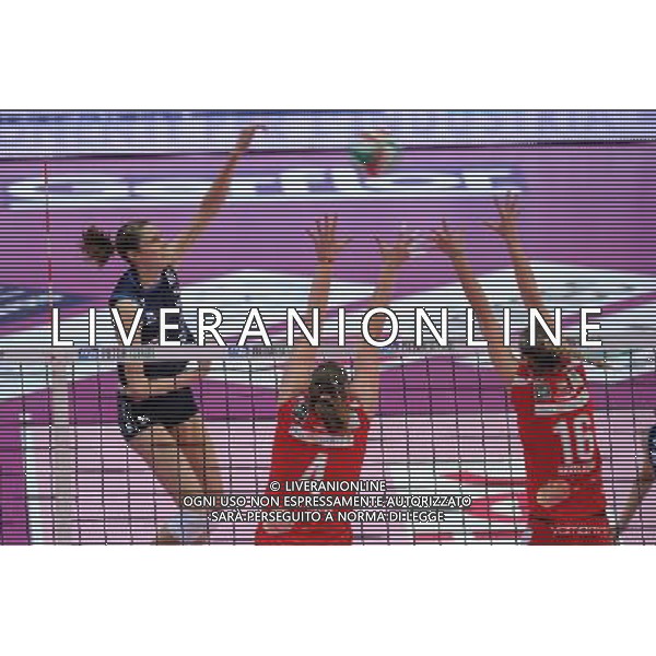 Monza - 13/04/2012 Campionato Italiano Pallavolo Femminile Finale Scudetto - Gara 4 MC Carnaghi Villa Cortese - Yamamay Busto Arsizio nella foto: Sarah Pavan foto Roberto Garavaglia - ag. Aldo Liverani sas