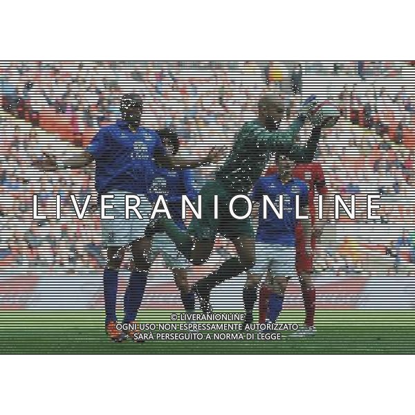 Everton\'s Tim Howard saves from Liverpool\'s Stewart Downing (not in frame) cross Football - FA Challenge Cup Semi Final - Liverpool v Everton - Saturday 14th April 2012 - Wembley - London å© CameraSport - 43 Linden Ave. Countesthorpe. Leicester. England. LE8 5PG - Tel: +44 (0) 116 277 4147 - admin@camerasport.com - www.camerasport.com AG ALDO LIVERANI S A S ONLY ITALY