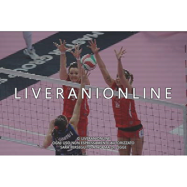 Busto Arsizio (VA) 15/04/2012 Campionato Italiano Pallavolo Femminile Finale Scudetto - Gara 5 Yamamay Busto Arsizio - MC Carnaghi Villa Cortese nella foto: Dall\'Ora e Havelkova (Busto Arsizio) a muro su Bosetti (Villa Cortese) foto Roberto Garavaglia - ag. Aldo Liverani sas