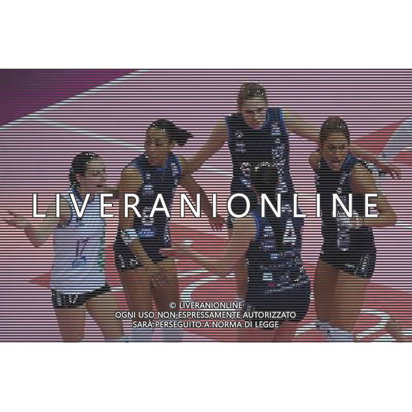 Busto Arsizio (VA) 15/04/2012 Campionato Italiano Pallavolo Femminile Finale Scudetto - Gara 5 Yamamay Busto Arsizio - MC Carnaghi Villa Cortese nella foto: esultanza Villa Cortese foto Roberto Garavaglia - ag. Aldo Liverani sas