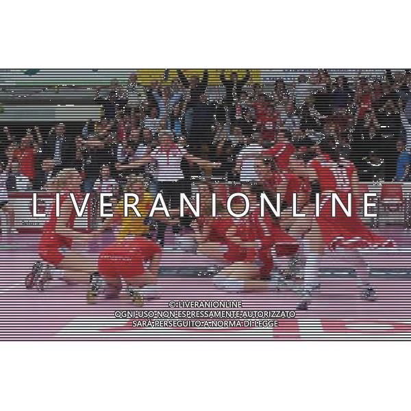 Busto Arsizio (VA) 15/04/2012 Campionato Italiano Pallavolo Femminile Finale Scudetto - Gara 5 Yamamay Busto Arsizio - MC Carnaghi Villa Cortese nella foto: Yamamay Busto Arsizio campione d\'Italia foto Roberto Garavaglia - ag. Aldo Liverani sas