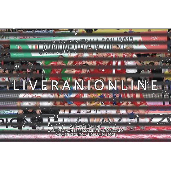 Busto Arsizio (VA) 15/04/2012 Campionato Italiano Pallavolo Femminile Finale Scudetto - Gara 5 Yamamay Busto Arsizio - MC Carnaghi Villa Cortese nella foto: Yamamay Busto Arsizio campione d\'Italia foto Roberto Garavaglia - ag. Aldo Liverani sas