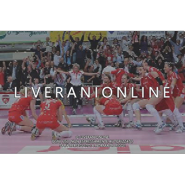 Busto Arsizio (VA) 15/04/2012 Campionato Italiano Pallavolo Femminile Finale Scudetto - Gara 5 Yamamay Busto Arsizio - MC Carnaghi Villa Cortese nella foto: esultanza delle giocatrici della Yamamay Busto Arsizio a fine gara foto Roberto Garavaglia - ag. Aldo Liverani sas