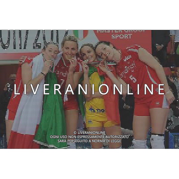 Busto Arsizio (VA) 15/04/2012 Campionato Italiano Pallavolo Femminile Finale Scudetto - Gara 5 Yamamay Busto Arsizio - MC Carnaghi Villa Cortese nella foto: la squadra della Yamamay Busto Arsizio Campione d\'Italia da SX Veronica Bisconti, Francesca Marcon, Giulia Leonardi e Chiara Dall\'Ora foto Roberto Garavaglia - ag. Aldo Liverani sas