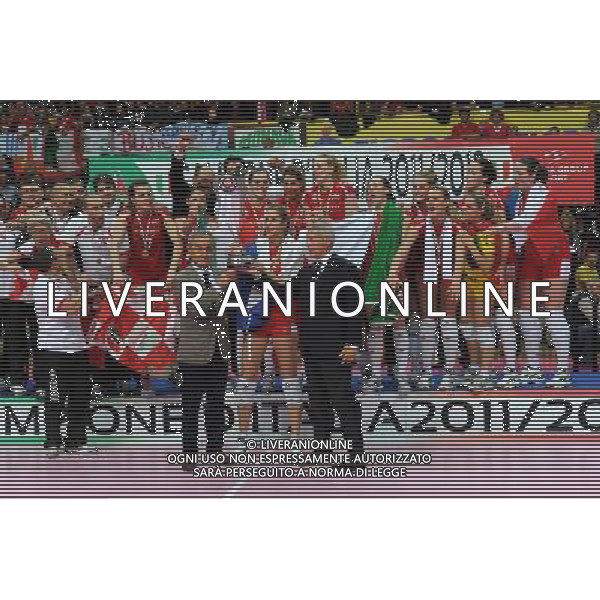 Busto Arsizio (VA) 15/04/2012 Campionato Italiano Pallavolo Femminile Finale Scudetto - Gara 5 Yamamay Busto Arsizio - MC Carnaghi Villa Cortese nella foto: la squadra della Yamamay Busto Arsizio Campione d\'Italia foto Roberto Garavaglia - ag. Aldo Liverani sas