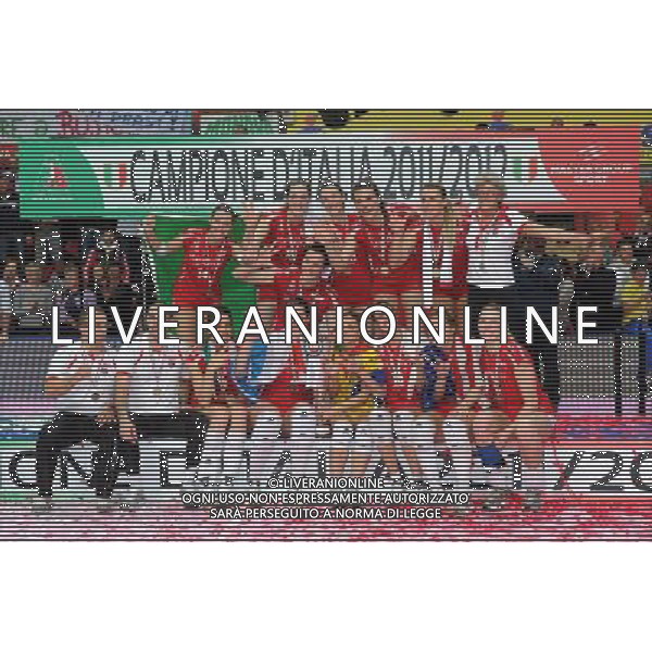 Busto Arsizio (VA) 15/04/2012 Campionato Italiano Pallavolo Femminile Finale Scudetto - Gara 5 Yamamay Busto Arsizio - MC Carnaghi Villa Cortese nella foto: la squadra della Yamamay Busto Arsizio Campione d\'Italia foto Roberto Garavaglia - ag. Aldo Liverani sas