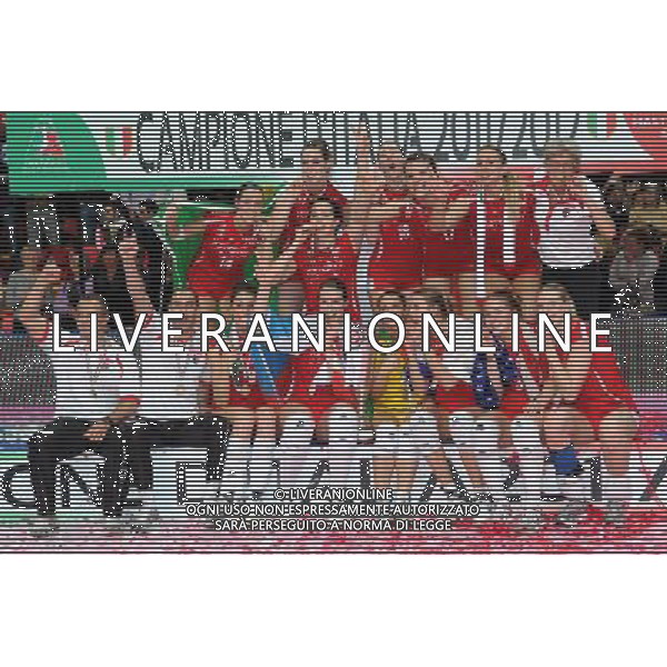 Busto Arsizio (VA) 15/04/2012 Campionato Italiano Pallavolo Femminile Finale Scudetto - Gara 5 Yamamay Busto Arsizio - MC Carnaghi Villa Cortese nella foto: la squadra della Yamamay Busto Arsizio Campione d\'Italia foto Roberto Garavaglia - ag. Aldo Liverani sas