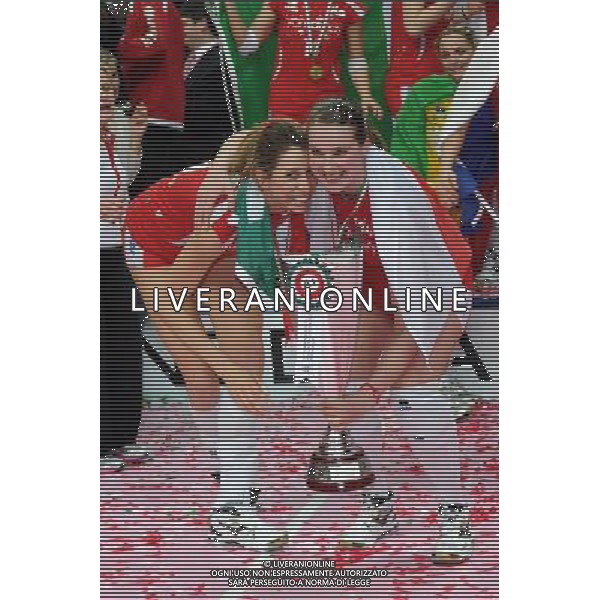 Busto Arsizio (VA) 15/04/2012 Campionato Italiano Pallavolo Femminile Finale Scudetto - Gara 5 Yamamay Busto Arsizio - MC Carnaghi Villa Cortese nella foto: la squadra della Yamamay Busto Arsizio Campione d\'Italia da SX Floortje Meijners e Aneta Havlickova foto Roberto Garavaglia - ag. Aldo Liverani sas