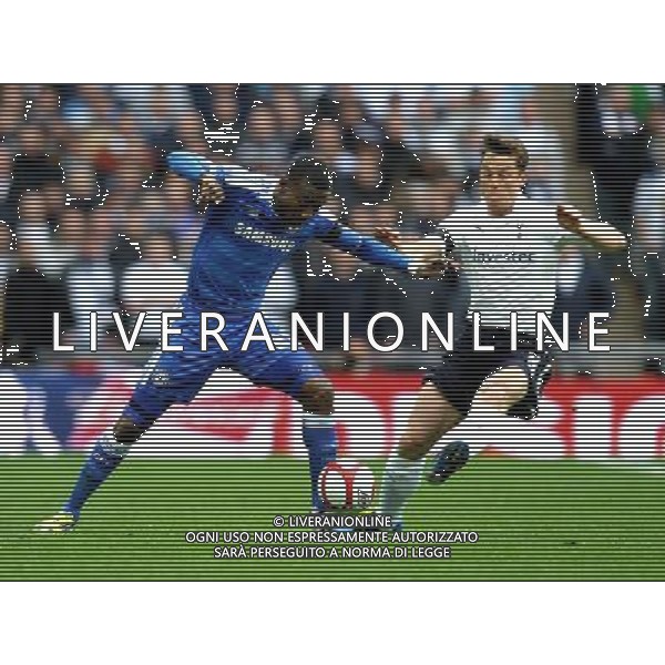Chelsea\'s Salomon Kalou battles with Tottenham Hotspur\'s Scott Parker Football - FA Challenge Cup Semi Final - Tottenham Hotspur v Chelsea - Sunday 15th April 2012 - Wembley - London © CameraSport - 43 Linden Ave. Countesthorpe. Leicester. England. LE8 5PG - Tel: +44 (0) 116 277 4147 - admin@camerasport.com - www.camerasport.com AG ALDO LIVERANI S A S ONLY ITALY