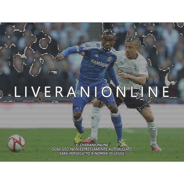 Chelsea\'s Salomon Kalou shields the ball from Tottenham Hotspur\'s Kyle Walker Football - FA Challenge Cup Semi Final - Tottenham Hotspur v Chelsea - Sunday 15th April 2012 - Wembley - London © CameraSport - 43 Linden Ave. Countesthorpe. Leicester. England. LE8 5PG - Tel: +44 (0) 116 277 4147 - admin@camerasport.com - www.camerasport.com AG ALDO LIVERANI S A S ONLY ITALY