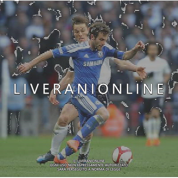 Chelsea\'s Juan Mata battles with Tottenham Hotspur\'s Scott Parker Football - FA Challenge Cup Semi Final - Tottenham Hotspur v Chelsea - Sunday 15th April 2012 - Wembley - London © CameraSport - 43 Linden Ave. Countesthorpe. Leicester. England. LE8 5PG - Tel: +44 (0) 116 277 4147 - admin@camerasport.com - www.camerasport.com AG ALDO LIVERANI S A S ONLY ITALY