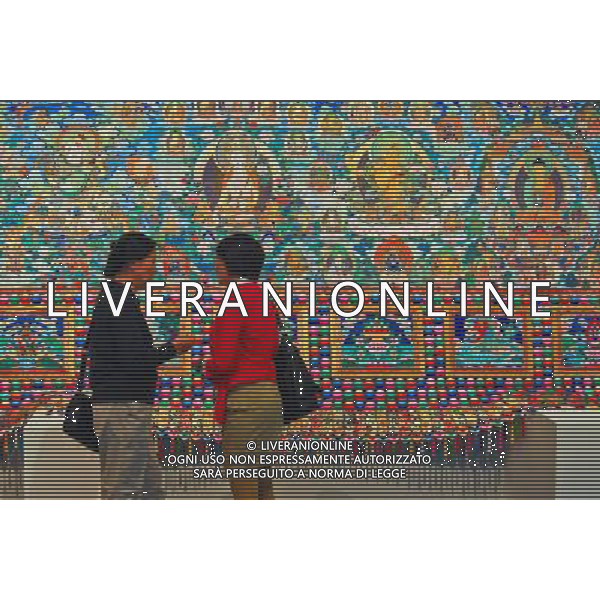 (120416) -- BEIJING, April 16, 2012 () -- Visitors chat by a giant wall carpet during a preview of the Chinese Contemporary Arts\'Crafts Biennale in Beijing, capital of China, April 16, 2012. The Chinese Contemporary Arts\'Crafts Biennale opens to the public from April 17 to May 6. (/Li Mangmang) (ljh) /ALDO LIVERANI SAS-ITALY ONLY - EDITORIAL USE ONLY