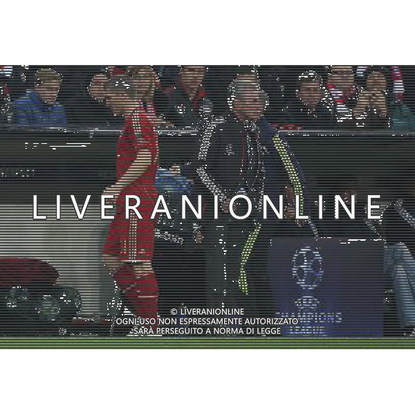 firo Fu§ball,Fussball, 17.04.2012 Uefa Champions League Saison 2011/2012 Halbfinale, Hinspiel, Champions League, CL, FC Bayern MŸnchen, Muenchen, FCB - Real Madrid, 2 : 1, ganze Figur, Gestik, EnttŠuschung, Enttaeuschung, Gestik, Auswechslung, Bastian Schweinsteiger, Bayern, rechts, Trainer, Bayern, Jupp Heynckes, $worldrightsEs gelten unsere AGB, einsehbar auf www.firosportphoto.de copyright by firo sportphoto: Coesfelder Str.207 48249 DŸlmen www.firosportphoto.de mail@firosportphoto.de (V o l k s b a n k B o c h u m - W i t t e n ) BLZ.: 430 601 29 Kt. Nr.: 341 117 100 Tel:Ê 02594 - 9916004 Fax:Ê02594 - 9916005 FC Bayern Monaco - Real Madrid CHAMPIONS LEAGUE ©AGENZIA ALDO LIVERANI SAS - ITALY ONLY -