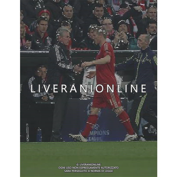 firo Fu§ball,Fussball, 17.04.2012 Uefa Champions League Saison 2011/2012 Halbfinale, Hinspiel, Champions League, CL, FC Bayern MŸnchen, Muenchen, FCB - Real Madrid, 2 : 1, ganze Figur, Gestik, EnttŠuschung, Enttaeuschung, Gestik, Auswechslung, Bastian Schweinsteiger, Bayern, links, Trainer, Bayern, Jupp Heynckes, $worldrightsEs gelten unsere AGB, einsehbar auf www.firosportphoto.de copyright by firo sportphoto: Coesfelder Str.207 48249 DŸlmen www.firosportphoto.de mail@firosportphoto.de (V o l k s b a n k B o c h u m - W i t t e n ) BLZ.: 430 601 29 Kt. Nr.: 341 117 100 Tel:Ê 02594 - 9916004 Fax:Ê02594 - 9916005 FC Bayern Monaco - Real Madrid CHAMPIONS LEAGUE ©AGENZIA ALDO LIVERANI SAS - ITALY ONLY -