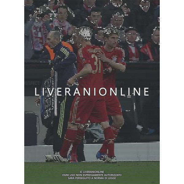 firo Fu§ball,Fussball, 17.04.2012 Uefa Champions League Saison 2011/2012 Halbfinale, Hinspiel, Champions League, CL, FC Bayern MŸnchen, Muenchen, FCB - Real Madrid, 2 : 1, ganze Figur, Gestik, EnttŠuschung, Enttaeuschung, Gestik, Auswechslung, Bastian Schweinsteiger, Bayern, links, Thomas MŸller, Mueller, Bayern, $worldrightsEs gelten unsere AGB, einsehbar auf www.firosportphoto.de copyright by firo sportphoto: Coesfelder Str.207 48249 DŸlmen www.firosportphoto.de mail@firosportphoto.de (V o l k s b a n k B o c h u m - W i t t e n ) BLZ.: 430 601 29 Kt. Nr.: 341 117 100 Tel:Ê 02594 - 9916004 Fax:Ê02594 - 9916005 FC Bayern Monaco - Real Madrid CHAMPIONS LEAGUE ©AGENZIA ALDO LIVERANI SAS - ITALY ONLY -