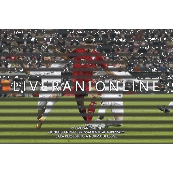 firo Fu§ball,Fussball, 17.04.2012 Uefa Champions League Saison 2011/2012 Halbfinale, Hinspiel, Champions League, CL, FC Bayern MŸnchen, Muenchen, FCB - Real Madrid, 2 : 1, Zweikampf, Mario Gomez, Bayern, mitte, rechts, Sergio Ramos, Real Madrid, links, Fabio CoentrŠo, Coentraeo, Real Madrid, $worldrightsEs gelten unsere AGB, einsehbar auf www.firosportphoto.de copyright by firo sportphoto: Coesfelder Str.207 48249 DŸlmen www.firosportphoto.de mail@firosportphoto.de (V o l k s b a n k B o c h u m - W i t t e n ) BLZ.: 430 601 29 Kt. Nr.: 341 117 100 Tel:Ê 02594 - 9916004 Fax:Ê02594 - 9916005 FC Bayern Monaco - Real Madrid CHAMPIONS LEAGUE ©AGENZIA ALDO LIVERANI SAS - ITALY ONLY -