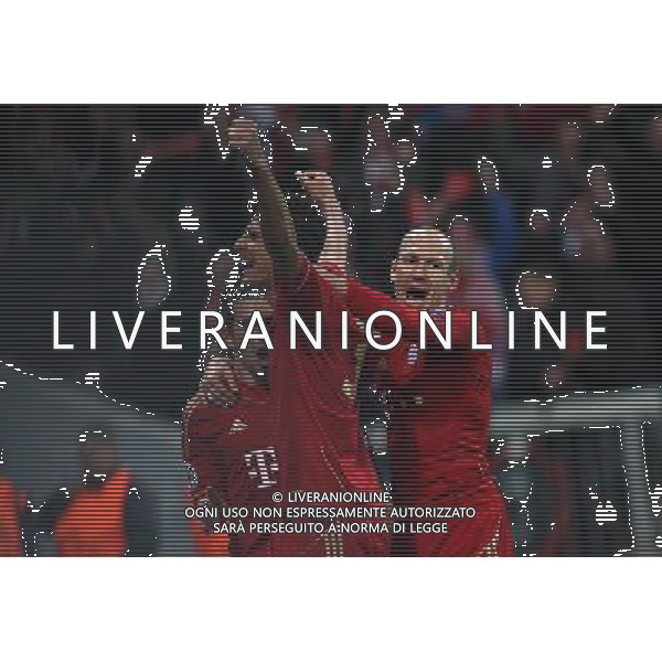 firo Fu§ball,Fussball, 17.04.2012 Uefa Champions League Saison 2011/2012 Halbfinale, Hinspiel, Champions League, CL, FC Bayern MŸnchen, Muenchen, FCB - Real Madrid, 2 : 1, Jubel, jubeln, Gestik, um Mario Gomez, Bayern, mit, Philipp Lahm, Bayern, Arjen Robben, Bayern, $worldrightsEs gelten unsere AGB, einsehbar auf www.firosportphoto.de copyright by firo sportphoto: Coesfelder Str.207 48249 DŸlmen www.firosportphoto.de mail@firosportphoto.de (V o l k s b a n k B o c h u m - W i t t e n ) BLZ.: 430 601 29 Kt. Nr.: 341 117 100 Tel:Ê 02594 - 9916004 Fax:Ê02594 - 9916005 FC Bayern Monaco - Real Madrid CHAMPIONS LEAGUE ©AGENZIA ALDO LIVERANI SAS - ITALY ONLY -