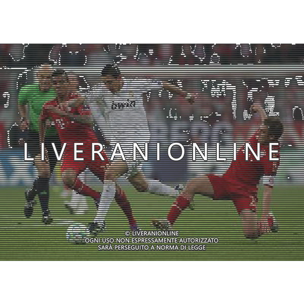 firo Fu§ball,Fussball, 17.04.2012 Uefa Champions League Saison 2011/2012 Halbfinale, Hinspiel, Champions League, CL, FC Bayern MŸnchen, Muenchen, FCB - Real Madrid, 2 : 1, Zweikampf, mitte, Angel Di Maria, Real Madrid, links, Luis Gustavo, Bayern, rechts, Philipp Lahm, Bayern, $worldrightsEs gelten unsere AGB, einsehbar auf www.firosportphoto.de copyright by firo sportphoto: Coesfelder Str.207 48249 DŸlmen www.firosportphoto.de mail@firosportphoto.de (V o l k s b a n k B o c h u m - W i t t e n ) BLZ.: 430 601 29 Kt. Nr.: 341 117 100 Tel:Ê 02594 - 9916004 Fax:Ê02594 - 9916005 FC Bayern Monaco - Real Madrid CHAMPIONS LEAGUE ©AGENZIA ALDO LIVERANI SAS - ITALY ONLY -
