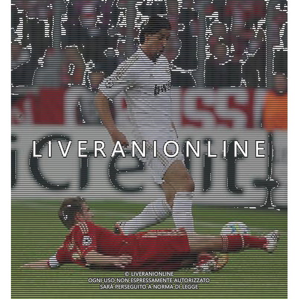 firo Fu§ball,Fussball, 17.04.2012 Uefa Champions League Saison 2011/2012 Halbfinale, Hinspiel, Champions League, CL, FC Bayern MŸnchen, Muenchen, FCB - Real Madrid, 2 : 1, Zweikampf, links, Philipp Lahm, Bayern, rechts, Sami Khedira, Real Madrid, $worldrightsEs gelten unsere AGB, einsehbar auf www.firosportphoto.de copyright by firo sportphoto: Coesfelder Str.207 48249 DŸlmen www.firosportphoto.de mail@firosportphoto.de (V o l k s b a n k B o c h u m - W i t t e n ) BLZ.: 430 601 29 Kt. Nr.: 341 117 100 Tel:Ê 02594 - 9916004 Fax:Ê02594 - 9916005 FC Bayern Monaco - Real Madrid CHAMPIONS LEAGUE ©AGENZIA ALDO LIVERANI SAS - ITALY ONLY -