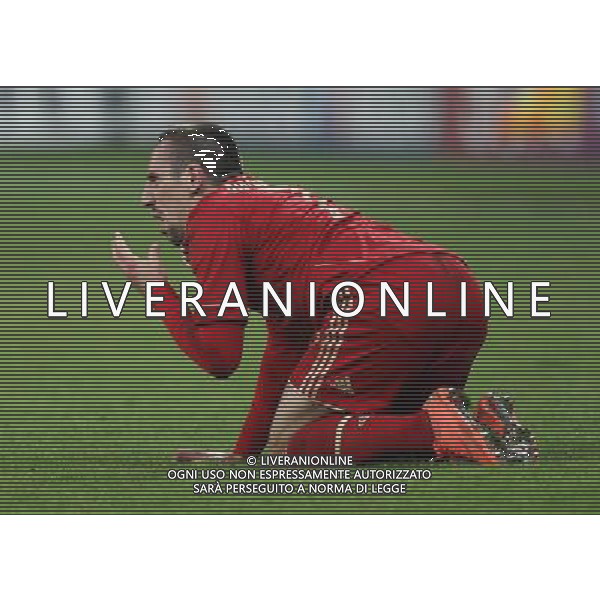 firo Fu§ball,Fussball, 17.04.2012 Uefa Champions League Saison 2011/2012 Halbfinale, Hinspiel, Champions League, CL, FC Bayern MŸnchen, Muenchen, FCB - Real Madrid, 2 : 1, ganze Figur, Gestik, witz, humor, Franck Ribery, Bayern, $worldrightsEs gelten unsere AGB, einsehbar auf www.firosportphoto.de copyright by firo sportphoto: Coesfelder Str.207 48249 DŸlmen www.firosportphoto.de mail@firosportphoto.de (V o l k s b a n k B o c h u m - W i t t e n ) BLZ.: 430 601 29 Kt. Nr.: 341 117 100 Tel:Ê 02594 - 9916004 Fax:Ê02594 - 9916005 FC Bayern Monaco - Real Madrid CHAMPIONS LEAGUE ©AGENZIA ALDO LIVERANI SAS - ITALY ONLY -