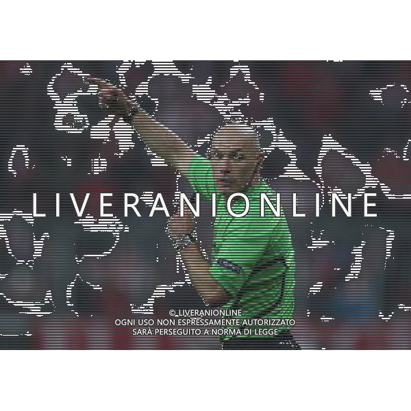 firo Fu§ball,Fussball, 17.04.2012 Uefa Champions League Saison 2011/2012 Halbfinale, Hinspiel, Champions League, CL, FC Bayern MŸnchen, Muenchen, FCB - Real Madrid, 2 : 1, halbe Figur, Gestik, Schiedsrichter, Howard Webb, $worldrightsEs gelten unsere AGB, einsehbar auf www.firosportphoto.de copyright by firo sportphoto: Coesfelder Str.207 48249 DŸlmen www.firosportphoto.de mail@firosportphoto.de (V o l k s b a n k B o c h u m - W i t t e n ) BLZ.: 430 601 29 Kt. Nr.: 341 117 100 Tel:Ê 02594 - 9916004 Fax:Ê02594 - 9916005 FC Bayern Monaco - Real Madrid CHAMPIONS LEAGUE ©AGENZIA ALDO LIVERANI SAS - ITALY ONLY -