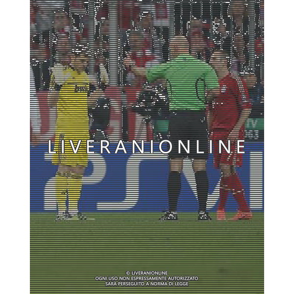 firo Fu§ball,Fussball, 17.04.2012 Uefa Champions League Saison 2011/2012 Halbfinale, Hinspiel, Champions League, CL, FC Bayern MŸnchen, Muenchen, FCB - Real Madrid, 2 : 1, ganze Figur, Gestik, Schiedsrichter, Howard Webb, links, Iker Casillas, rechts, Franck Ribery, Bayern, $worldrightsEs gelten unsere AGB, einsehbar auf www.firosportphoto.de copyright by firo sportphoto: Coesfelder Str.207 48249 DŸlmen www.firosportphoto.de mail@firosportphoto.de (V o l k s b a n k B o c h u m - W i t t e n ) BLZ.: 430 601 29 Kt. Nr.: 341 117 100 Tel:Ê 02594 - 9916004 Fax:Ê02594 - 9916005 FC Bayern Monaco - Real Madrid CHAMPIONS LEAGUE ©AGENZIA ALDO LIVERANI SAS - ITALY ONLY -