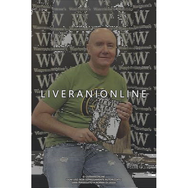 Author Irvine Welsh signs copies of his latest title, Skagboys, a prequel to bestseller Trainspotting. Waterstones, Leadenhall Market, London AG ALDO LIVERANI S A S ONLY ITALY