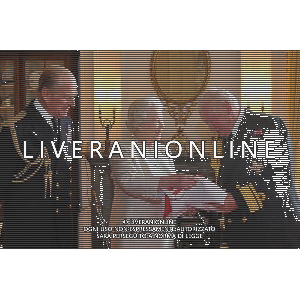 Queen Elizabeth II, accompanied by the Duke of Edinburgh (left), presents Sir Donald Gosling with a flag during a ceremony at Windsor Castle to install him as Vice Admiral of the UK. ©photoshot/AGENZIA ALDO LIVERANI SAS - ITALY ONLY - REALI INGLESI: La regina Elisabetta II d\'inghilterra durante la cerimonia d\'insediamento di Sir Donald Gosling come viceammiraglio del Regno Unito al Castello di Windsor a Londra