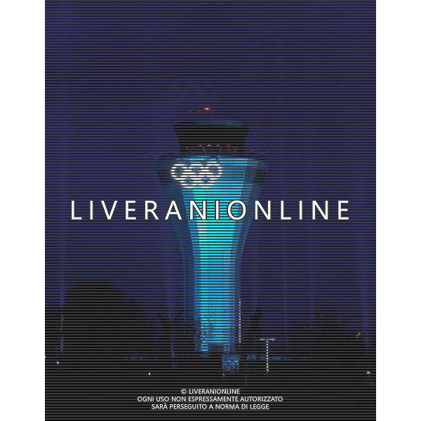 The latest Olympic Rings installations has been unveiled at Birmingham Airport. Birmingham which is the first airport to showcase a Rings spectacular will welcome thousands of fans to the UK. The two sets of Rings placed on either side of the Airport?s new Air Traffic Control Tower will not only be observed by visitors flying in but at 28 metres high also overlook the airfield and can be seen from the main road between Coventry and Birmingham. The white Rings are internally lit so can be seen at night. Each individual ring is 2.13m in diameter and each set of the five rings is 3.15m by 6.82m in size. ©photoshot/AGENZIA ALDO LIVERANI SAS - ITALY ONLY - I Cinque anelli olimpici illuminati posizionati su entrambi i lati della nuova Torre di controllo dell\'aeroporto di Birmingham il primo a pubblicizzare le olimpiadi di Londra 2012 nel Regno Unito.