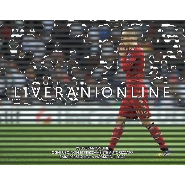 firo : FuÃŸball,Fussball, Champions League Halbfinale 25.04.2012 Saison 2011/2012 Real Madrid FCB FC Bayern MÃ¼nchen Muenchen Bayern MÃ¼nchen Muenchen Arjen Robben, EnttÃ¤uschung enttÃ¤uscht Enttaeuschung enttaeuscht unzufrieden $worldrightsEs gelten unsere AGB, einsehbar auf www.firosportphoto.de copyright by firo sportphoto: Coesfelder StraÃŸe 207Â  48249 DÃ¼lmen (Duelmen) www.firosportphoto.de mail@firosportphoto.de (V o l k s b a n k B o c h u m - W i t t e n ) BLZ.: 430 601 29 Kt. Nr.: 341 117 100 Tel:Â  02594 - 9916004 Fax:Â  02594 - 9916005 AG ALDO LIVERANI S A S ONLY ITALY