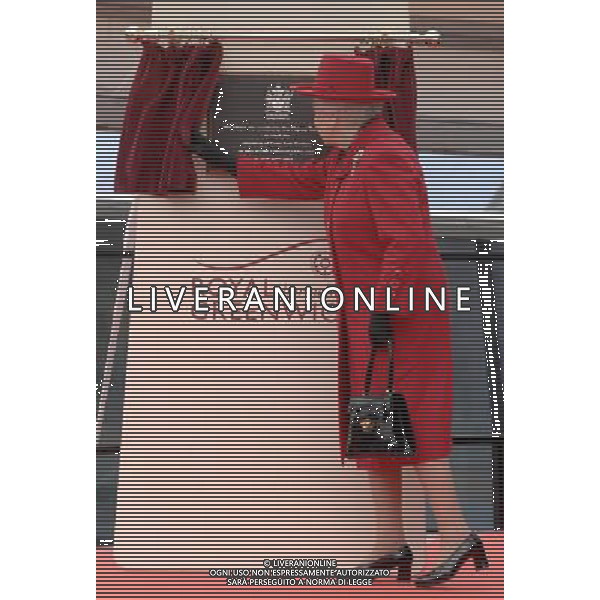 Her Majesty The Queen, accompanied by His Royal Highness The Duke of Edinburgh, visit the Royal Borough of Greenwich and walk around the Cutty Sark. 25-04-2-12 ©photoshot/AGENZIA ALDO LIVERANI SAS - ITALY ONLY - REALI INGLESI: Sua Maesta\' la Regina Elisabetta II d\'inghilterra in visita al Museo Nazionale della Marina