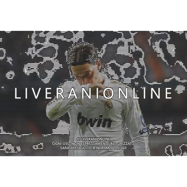 firo : FuÃŸball,Fussball, Champions League Halbfinale 25.04.2012 Saison 2011/2012 Real Madrid FCB FC Bayern MÃ¼nchen Muenchen 1:3 n.E. Real Madrid Mesut Ã–zil Oezil, EnttÃ¤uschung enttÃ¤uscht Enttaeuschung enttaeuscht unzufrieden, halbe figur $worldrightsEs gelten unsere AGB, einsehbar auf www.firosportphoto.de copyright by firo sportphoto: Coesfelder StraÃŸe 207Â  48249 DÃ¼lmen (Duelmen) www.firosportphoto.de mail@firosportphoto.de (V o l k s b a n k B o c h u m - W i t t e n ) BLZ.: 430 601 29 Kt. Nr.: 341 117 100 Tel:Â  02594 - 9916004 Fax:Â  02594 - 9916005 /AG ALDO LIVERANI - ITALY ONLY -