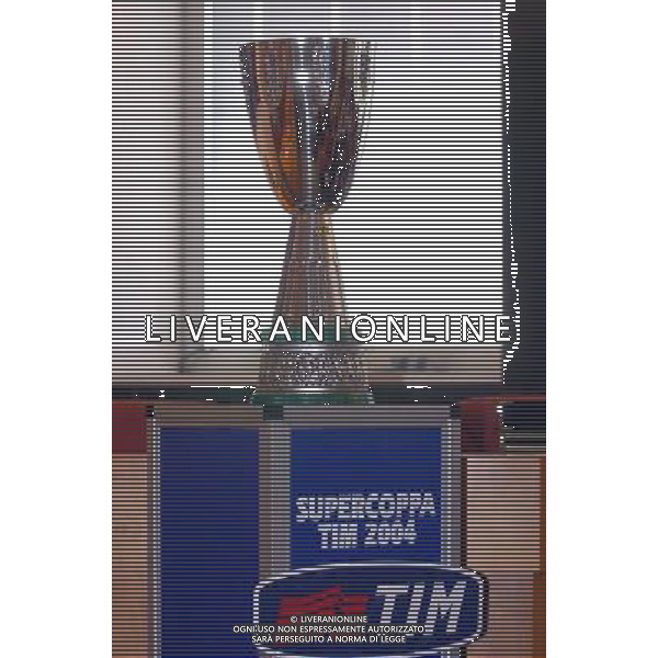 Milano Lega Calcio 28/06/2004 Conferenza Stampa Presentazione Supercoppa Tim 2004 nella foto la coppa trofeo foto gigi arcaini/agenzia aldo liverani