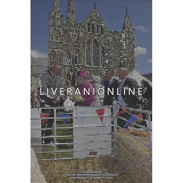 The Queen and the Duke of Edinburgh in Salisbury as part of the monarch\'s Diamond Jubilee Tour of the UK. The couple travelled to Sherborne in Dorset Tuesday morning before arriving in the Wiltshire city on the Royal Train. ; HM the Queen in front of the Cathedral ©photoshot/AGENZIA ALDO LIVERANI SAS - ITALY ONLY - REALI INGLESI: La Regina Elisabetta II d\'inghilterra e il Duca di Edimburgo a Salisbury durante il loro viaggio nel Regno Unito