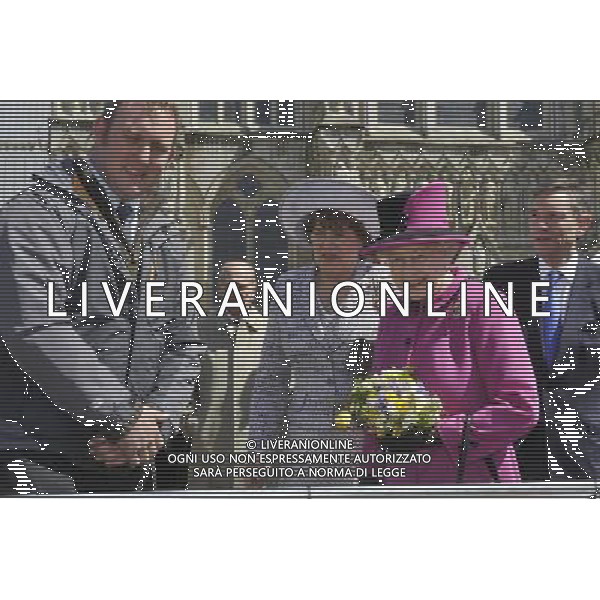 The Queen and the Duke of Edinburgh in Salisbury as part of the monarch\'s Diamond Jubilee Tour of the UK. The couple travelled to Sherborne in Dorset Tuesday morning before arriving in the Wiltshire city on the Royal Train. ; HM the Queen in front of the Cathedral ©photoshot/AGENZIA ALDO LIVERANI SAS - ITALY ONLY - REALI INGLESI: La Regina Elisabetta II d\'inghilterra e il Duca di Edimburgo a Salisbury durante il loro viaggio nel Regno Unito