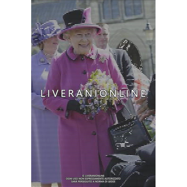 The Queen and the Duke of Edinburgh in Salisbury as part of the monarch\'s Diamond Jubilee Tour of the UK. The couple travelled to Sherborne in Dorset Tuesday morning before arriving in the Wiltshire city on the Royal Train. ; HM the Queen in front of the Cathedral ©photoshot/AGENZIA ALDO LIVERANI SAS - ITALY ONLY - REALI INGLESI: La Regina Elisabetta II d\'inghilterra e il Duca di Edimburgo a Salisbury durante il loro viaggio nel Regno Unito