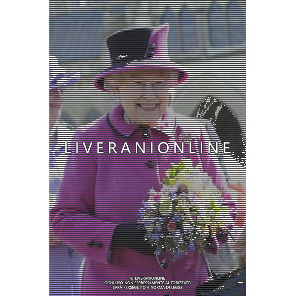 The Queen and the Duke of Edinburgh in Salisbury as part of the monarch\'s Diamond Jubilee Tour of the UK. The couple travelled to Sherborne in Dorset Tuesday morning before arriving in the Wiltshire city on the Royal Train. ; HM the Queen in front of the Cathedral ©photoshot/AGENZIA ALDO LIVERANI SAS - ITALY ONLY - REALI INGLESI: La Regina Elisabetta II d\'inghilterra e il Duca di Edimburgo a Salisbury durante il loro viaggio nel Regno Unito