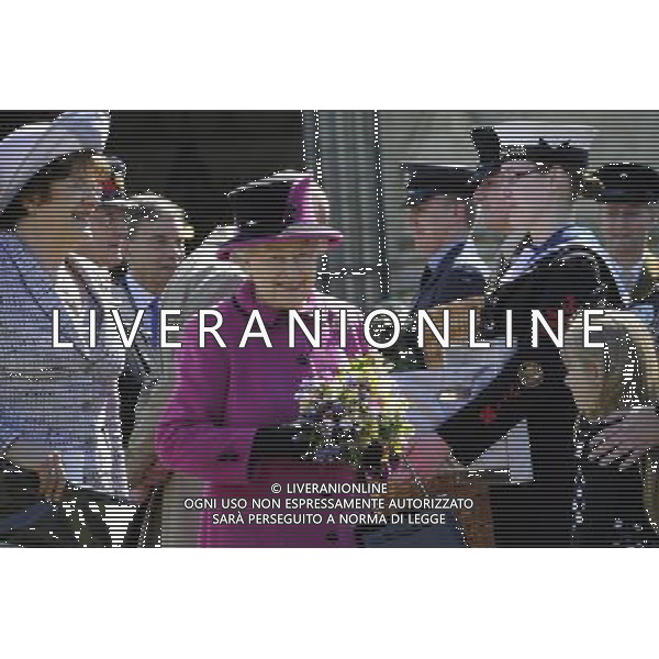 The Queen and the Duke of Edinburgh in Salisbury as part of the monarch\'s Diamond Jubilee Tour of the UK. The couple travelled to Sherborne in Dorset Tuesday morning before arriving in the Wiltshire city on the Royal Train. ; HM the Queen in Salisbury. ©photoshot/AGENZIA ALDO LIVERANI SAS - ITALY ONLY - REALI INGLESI: La Regina Elisabetta II d\'inghilterra e il Duca di Edimburgo a Salisbury durante il loro viaggio nel Regno Unito