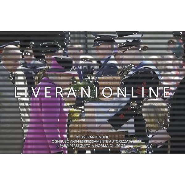 The Queen and the Duke of Edinburgh in Salisbury as part of the monarch\'s Diamond Jubilee Tour of the UK. The couple travelled to Sherborne in Dorset Tuesday morning before arriving in the Wiltshire city on the Royal Train. ; HM the Queen in Salisbury. ©photoshot/AGENZIA ALDO LIVERANI SAS - ITALY ONLY - REALI INGLESI: La Regina Elisabetta II d\'inghilterra e il Duca di Edimburgo a Salisbury durante il loro viaggio nel Regno Unito
