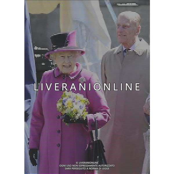 The Queen and the Duke of Edinburgh in Salisbury as part of the monarch\'s Diamond Jubilee Tour of the UK. The couple travelled to Sherborne in Dorset Tuesday morning before arriving in the Wiltshire city on the Royal Train. ; HM the Queen in Salisbury. ©photoshot/AGENZIA ALDO LIVERANI SAS - ITALY ONLY - REALI INGLESI: La Regina Elisabetta II d\'inghilterra e il Duca di Edimburgo a Salisbury durante il loro viaggio nel Regno Unito