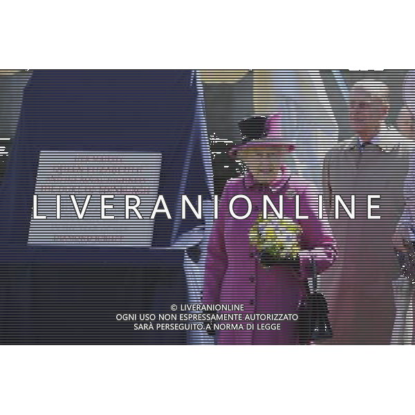 The Queen and the Duke of Edinburgh in Salisbury as part of the monarch\'s Diamond Jubilee Tour of the UK. The couple travelled to Sherborne in Dorset Tuesday morning before arriving in the Wiltshire city on the Royal Train. ; HM the Queen in Salisbury. ©photoshot/AGENZIA ALDO LIVERANI SAS - ITALY ONLY - REALI INGLESI: La Regina Elisabetta II d\'inghilterra e il Duca di Edimburgo a Salisbury durante il loro viaggio nel Regno Unito