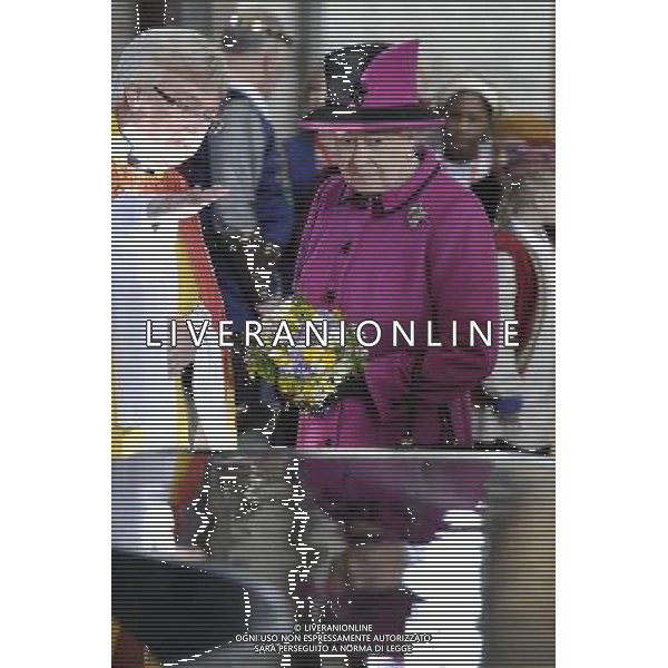 The Queen and the Duke of Edinburgh in Salisbury as part of the monarch\'s Diamond Jubilee Tour of the UK. The couple travelled to Sherborne in Dorset Tuesday morning before arriving in the Wiltshire city on the Royal Train. ; HM the Queen in side the Cathedral ©photoshot/AGENZIA ALDO LIVERANI SAS - ITALY ONLY - REALI INGLESI: La Regina Elisabetta II d\'inghilterra e il Duca di Edimburgo a Salisbury durante il loro viaggio nel Regno Unito