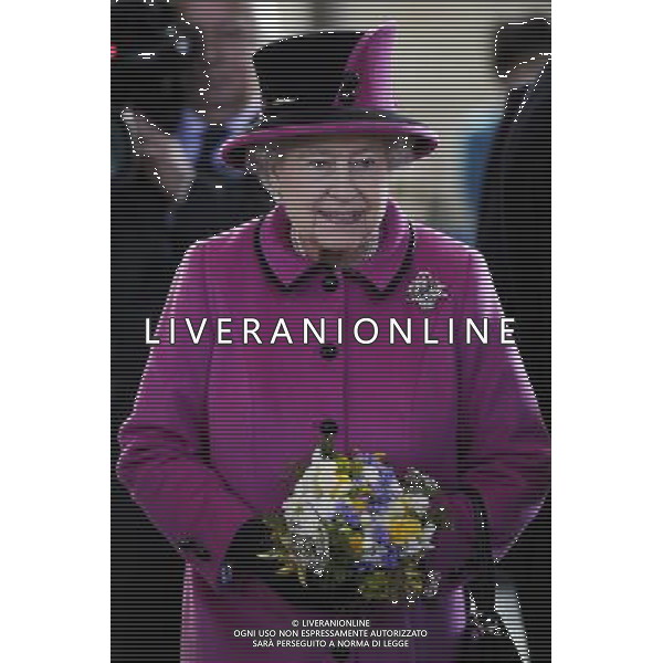 The Queen and the Duke of Edinburgh in Salisbury as part of the monarch\'s Diamond Jubilee Tour of the UK. The couple travelled to Sherborne in Dorset Tuesday morning before arriving in the Wiltshire city on the Royal Train. ; HM the Queen in side the Cathedral ©photoshot/AGENZIA ALDO LIVERANI SAS - ITALY ONLY - REALI INGLESI: La Regina Elisabetta II d\'inghilterra e il Duca di Edimburgo a Salisbury durante il loro viaggio nel Regno Unito
