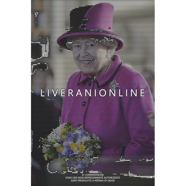 The Queen and the Duke of Edinburgh in Salisbury as part of the monarch\'s Diamond Jubilee Tour of the UK. The couple travelled to Sherborne in Dorset Tuesday morning before arriving in the Wiltshire city on the Royal Train. ; HM the Queen in side the Cathedral ©photoshot/AGENZIA ALDO LIVERANI SAS - ITALY ONLY - REALI INGLESI: La Regina Elisabetta II d\'inghilterra e il Duca di Edimburgo a Salisbury durante il loro viaggio nel Regno Unito