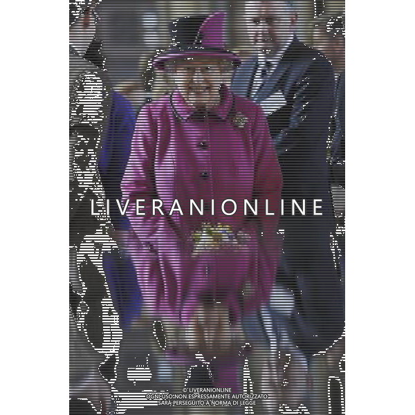 The Queen and the Duke of Edinburgh in Salisbury as part of the monarch\'s Diamond Jubilee Tour of the UK. The couple travelled to Sherborne in Dorset Tuesday morning before arriving in the Wiltshire city on the Royal Train. ; HM the Queen in side the Cathedral ©photoshot/AGENZIA ALDO LIVERANI SAS - ITALY ONLY - REALI INGLESI: La Regina Elisabetta II d\'inghilterra e il Duca di Edimburgo a Salisbury durante il loro viaggio nel Regno Unito