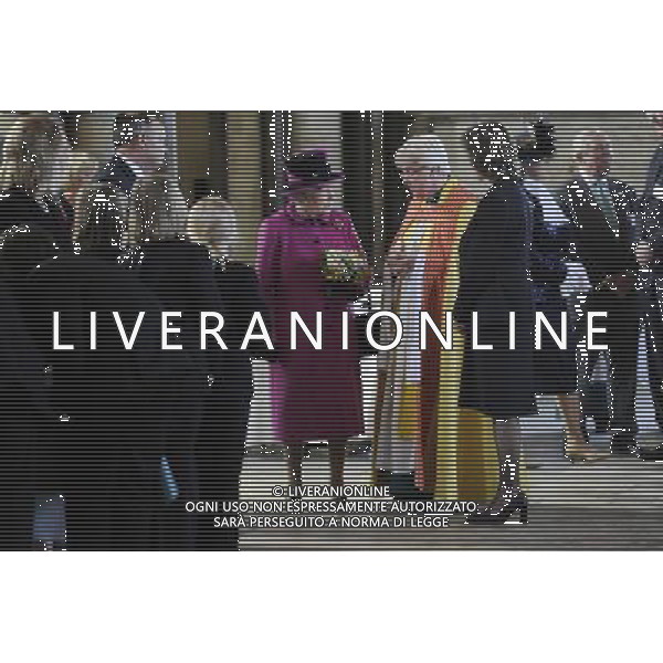 The Queen and the Duke of Edinburgh in Salisbury as part of the monarch\'s Diamond Jubilee Tour of the UK. The couple travelled to Sherborne in Dorset Tuesday morning before arriving in the Wiltshire city on the Royal Train. ; HM the Queen in side the Cathedral ©photoshot/AGENZIA ALDO LIVERANI SAS - ITALY ONLY - REALI INGLESI: La Regina Elisabetta II d\'inghilterra e il Duca di Edimburgo a Salisbury durante il loro viaggio nel Regno Unito