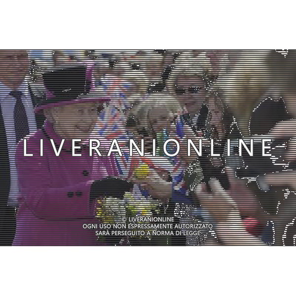 The Queen and the Duke of Edinburgh in Salisbury as part of the monarch\'s Diamond Jubilee Tour of the UK. The couple travelled to Sherborne in Dorset Tuesday morning before arriving in the Wiltshire city on the Royal Train. ; HM the Queen on walkabout ©photoshot/AGENZIA ALDO LIVERANI SAS - ITALY ONLY - REALI INGLESI: La Regina Elisabetta II d\'inghilterra e il Duca di Edimburgo a Salisbury durante il loro viaggio nel Regno Unito