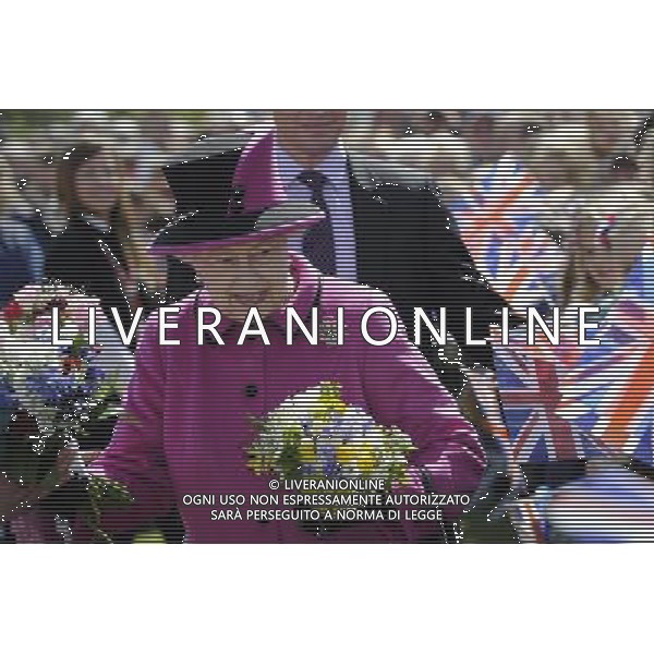 The Queen and the Duke of Edinburgh in Salisbury as part of the monarch\'s Diamond Jubilee Tour of the UK. The couple travelled to Sherborne in Dorset Tuesday morning before arriving in the Wiltshire city on the Royal Train. ; HM the Queen on walkabout ©photoshot/AGENZIA ALDO LIVERANI SAS - ITALY ONLY - REALI INGLESI: La Regina Elisabetta II d\'inghilterra e il Duca di Edimburgo a Salisbury durante il loro viaggio nel Regno Unito